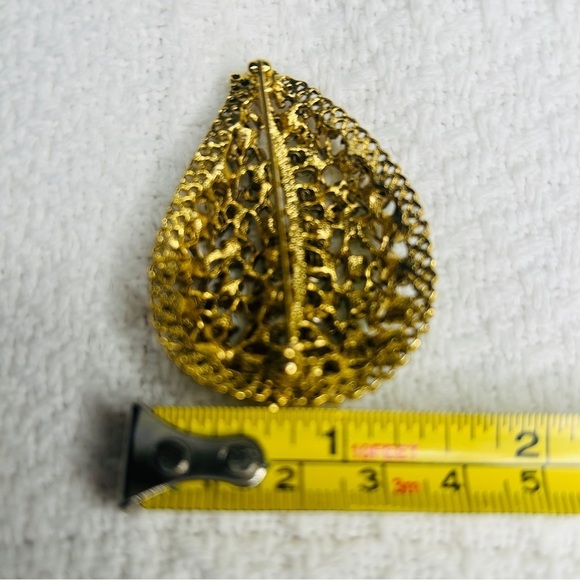 Vintage Leaf Brooch Green Emerald Glass Rhinestone Leaves Pin Goldtone Filigree - Picture 9 of 12
